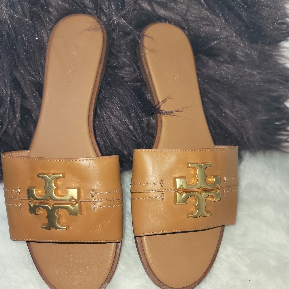 A sleek leather slide accented by Tory's signature double-T logo is ready to up